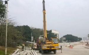 灯杆卸货现场